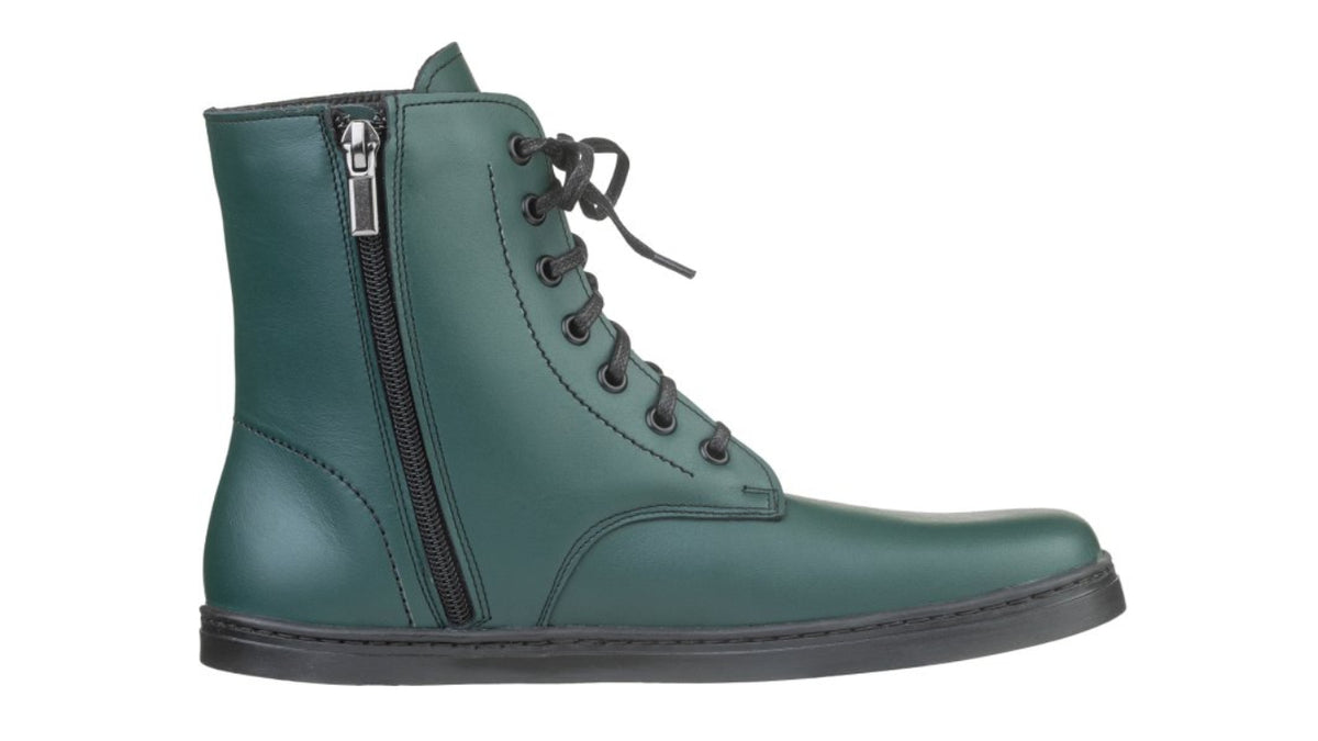 Barfußstiefel mit Schnürverschluss, breiter Zehenbox und flacher Sohle, geschlossener Fersenbereich, Seitenansicht innen