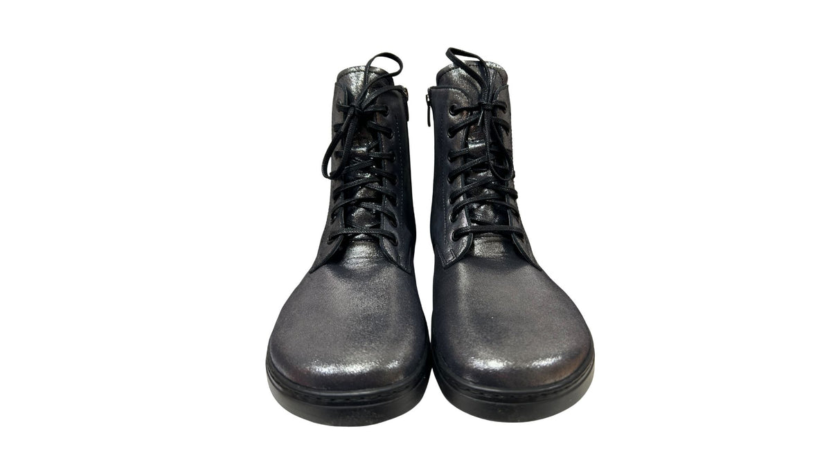 Barfußstiefel als Paar mit Schnürverschluss, breiter Zehenbox und flacher Sohle, geschlossener Fersenbereich, schräge Vorderansicht