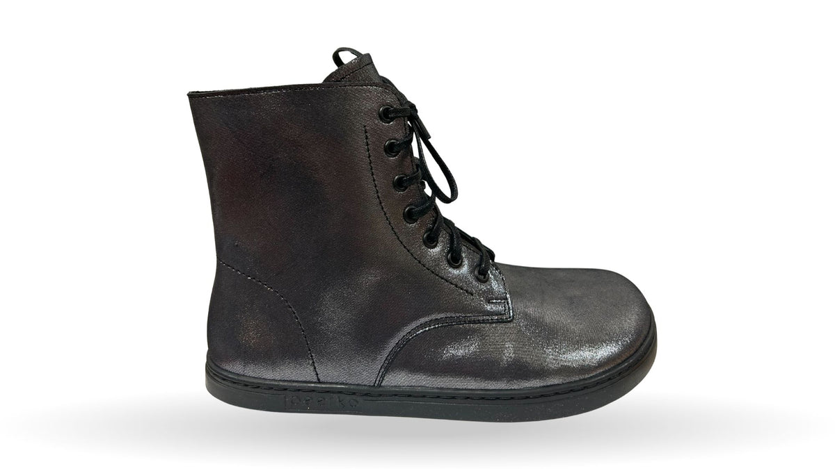 Barfußstiefel mit Schnürverschluss, breiter Zehenbox und flacher Sohle, geschlossener Fersenbereich, Seitenansicht außen
