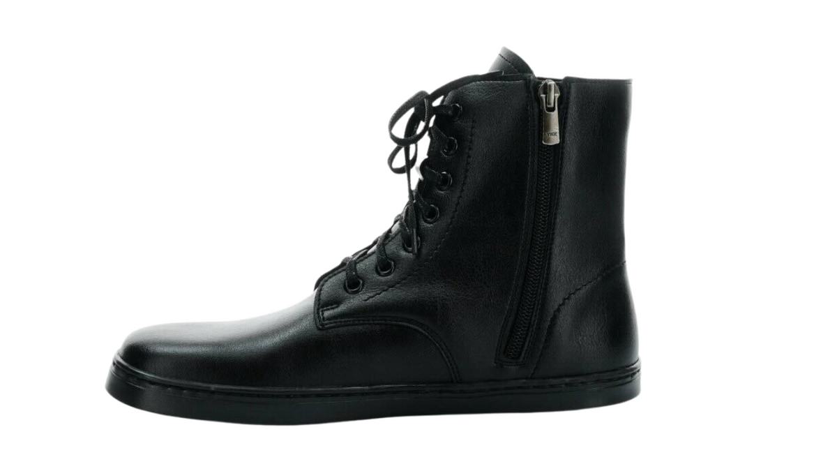 Barfußstiefel mit Schnürverschluss, breiter Zehenbox und flacher Sohle, geschlossener Fersenbereich, Seitenansicht innen