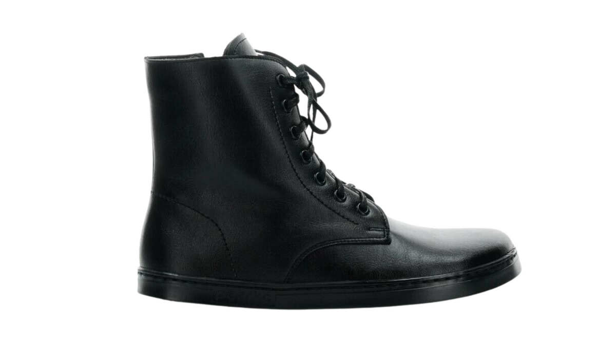 Barfußstiefel mit Schnürverschluss, breiter Zehenbox und flacher Sohle, geschlossener Fersenbereich, Seitenansicht außen