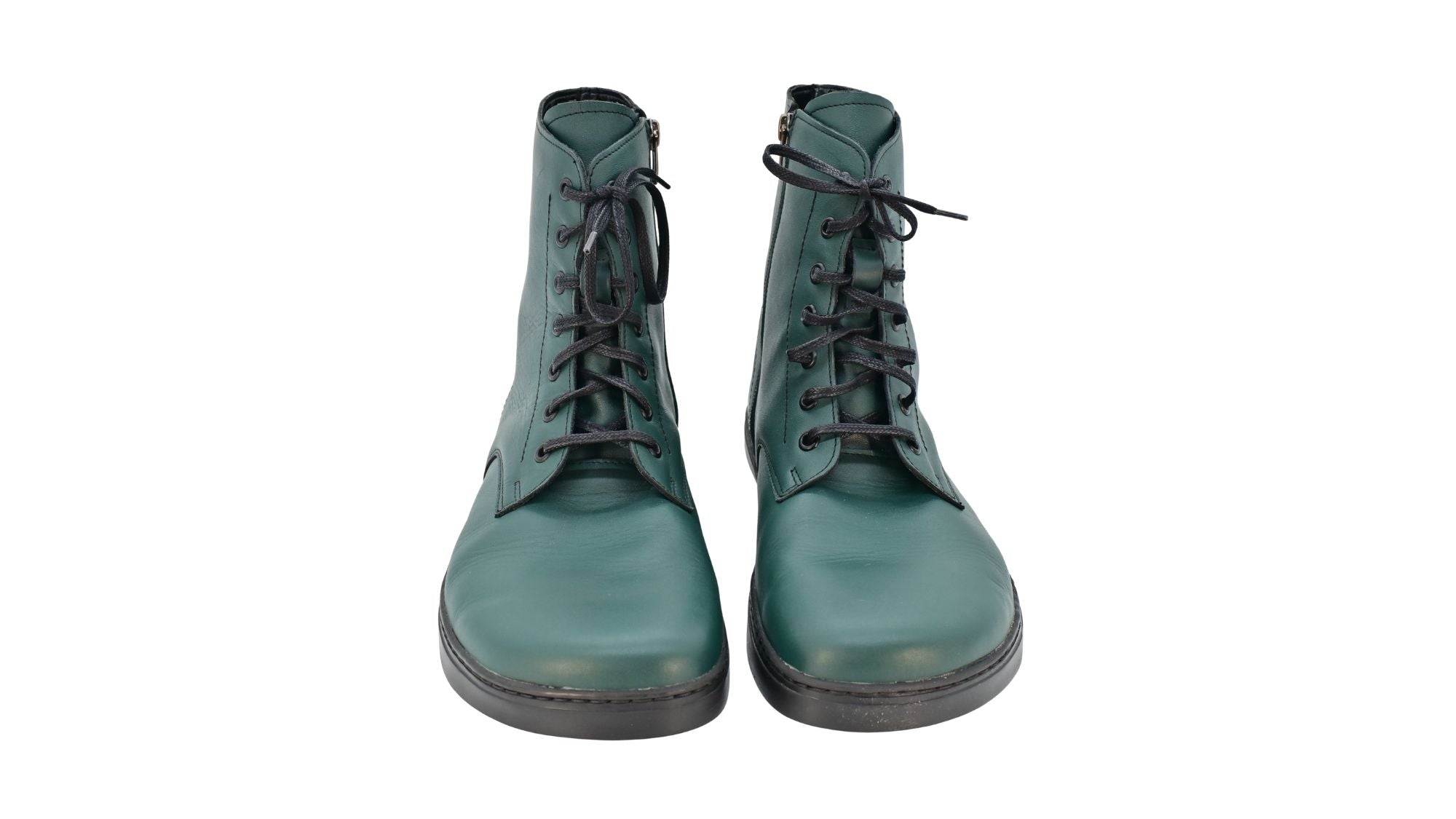 Barfußstiefel als Paar mit Schnürverschluss, breiter Zehenbox und flacher Sohle, geschlossener Fersenbereich, schräge Vorderansicht