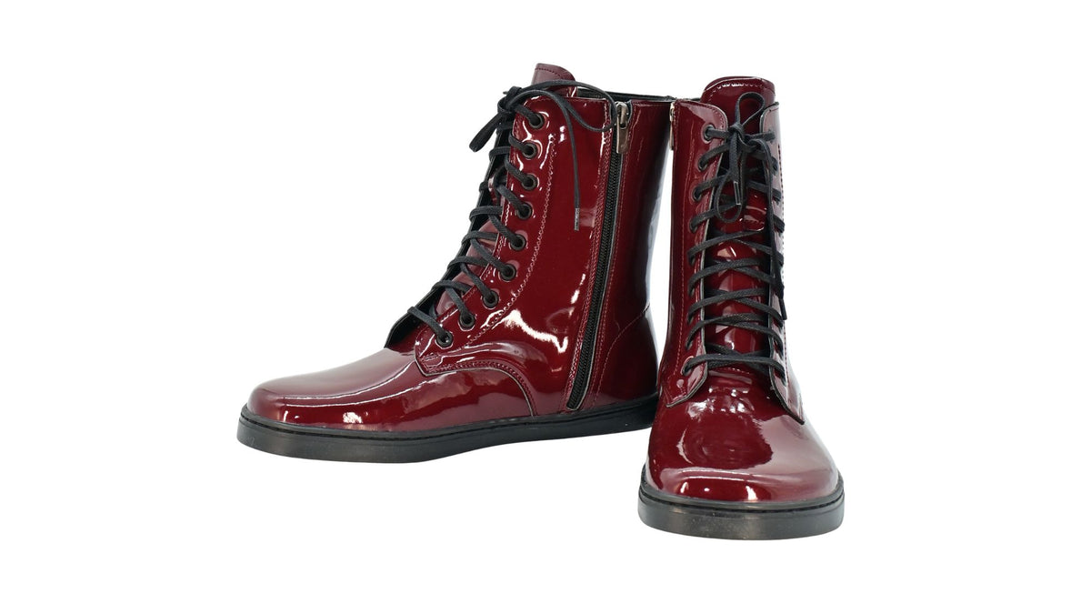 Barfußstiefel für Erwachsene, geschlossene Zehenpartie, geschlossener Fersenbereich, Schnürung, mittelhoher Schaft, flache Sohle, schräge Vorderansicht als Paar