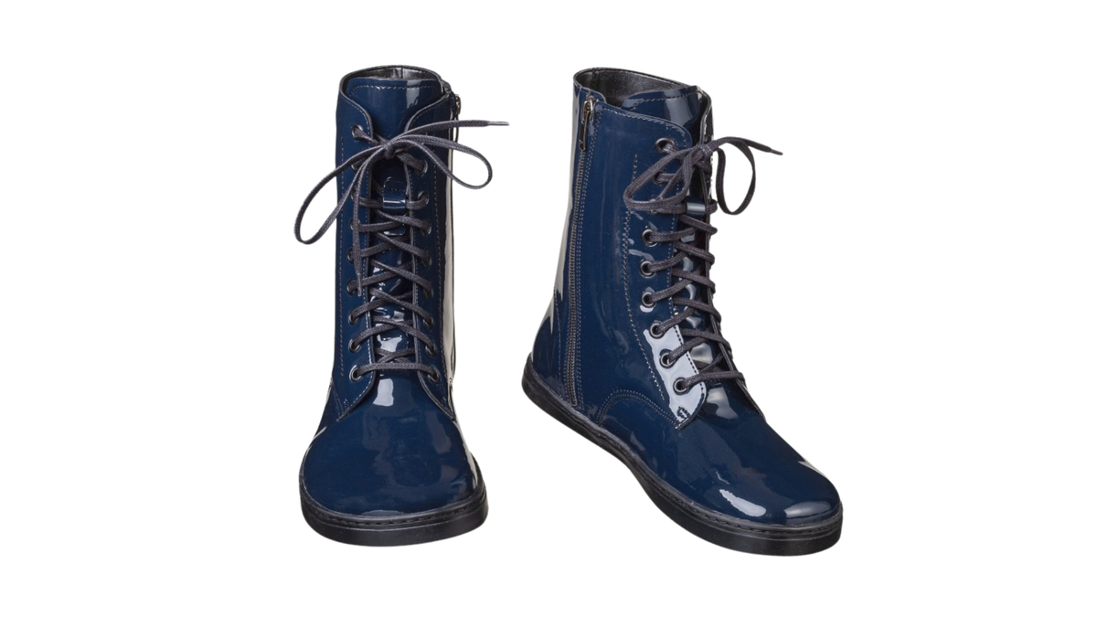 Barfußstiefel für Erwachsene, geschlossene Zehenpartie, geschlossener Fersenbereich, Schnürung, mittelhoher Schaft, flache Sohle, schräge Vorderansicht als Paar