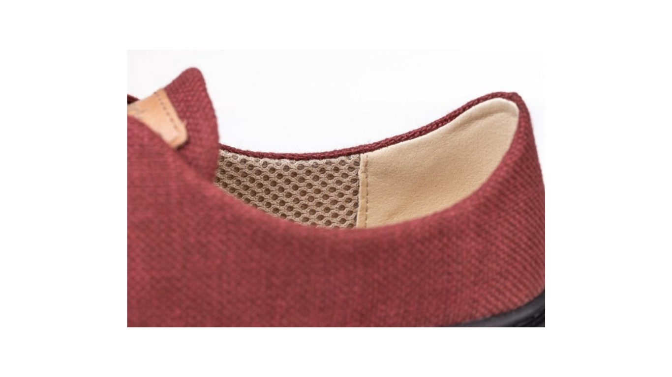 Barfußschuh mit Schnürverschluss, Innenbereich mit Innensohle sichtbar, geschlossener Fersenbereich, Detailansicht