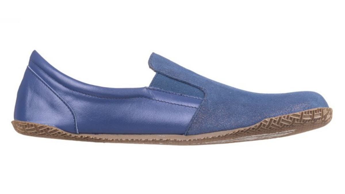 Barfußschuh als Slipper, breite Zehenbox, flexible Sohle, geschlossener Zehenbereich, offener Fersenbereich, Seitenansicht außen