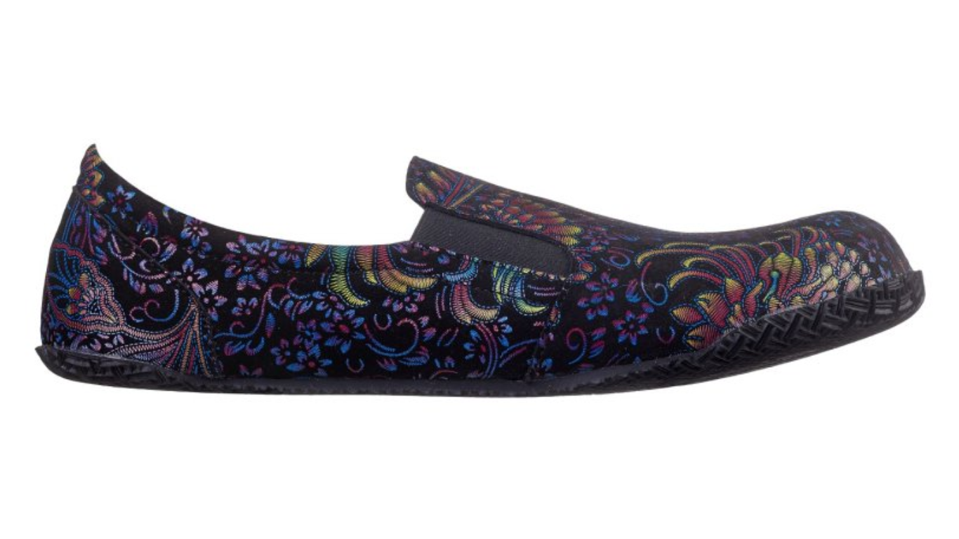 Barfußschuh als Slipper, breite Zehenbox, flexible Sohle, geschlossener Zehenbereich, offener Fersenbereich, Seitenansicht außen