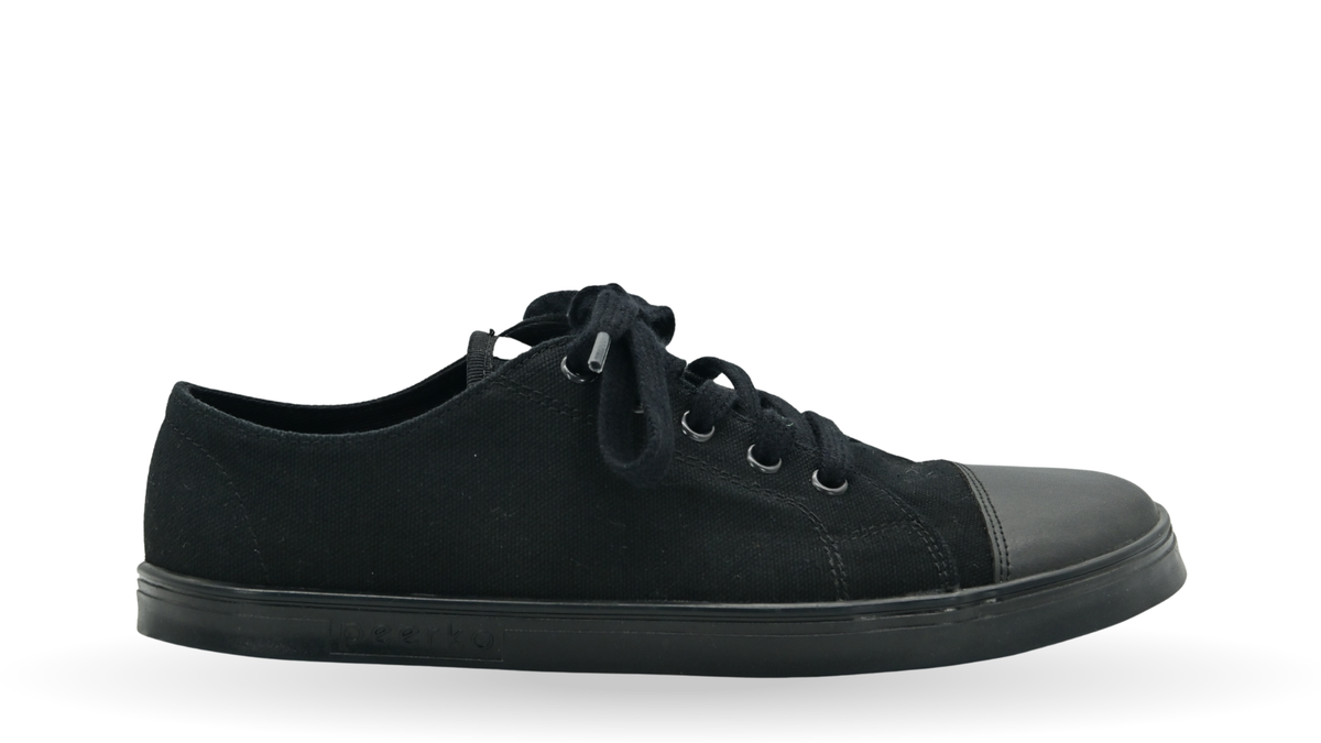 Barfuß-Sneaker für Erwachsene mit breiter Zehenbox, Schnürung und flacher Sohle, Seitenansicht außen