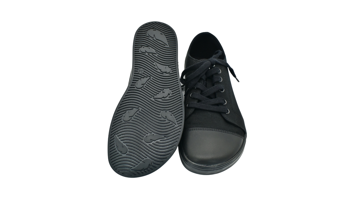 Barfuß-Sneaker für Erwachsene als Paar mit breiter Form im Vorfuß und profilierter Laufsohle, Ansicht von unten