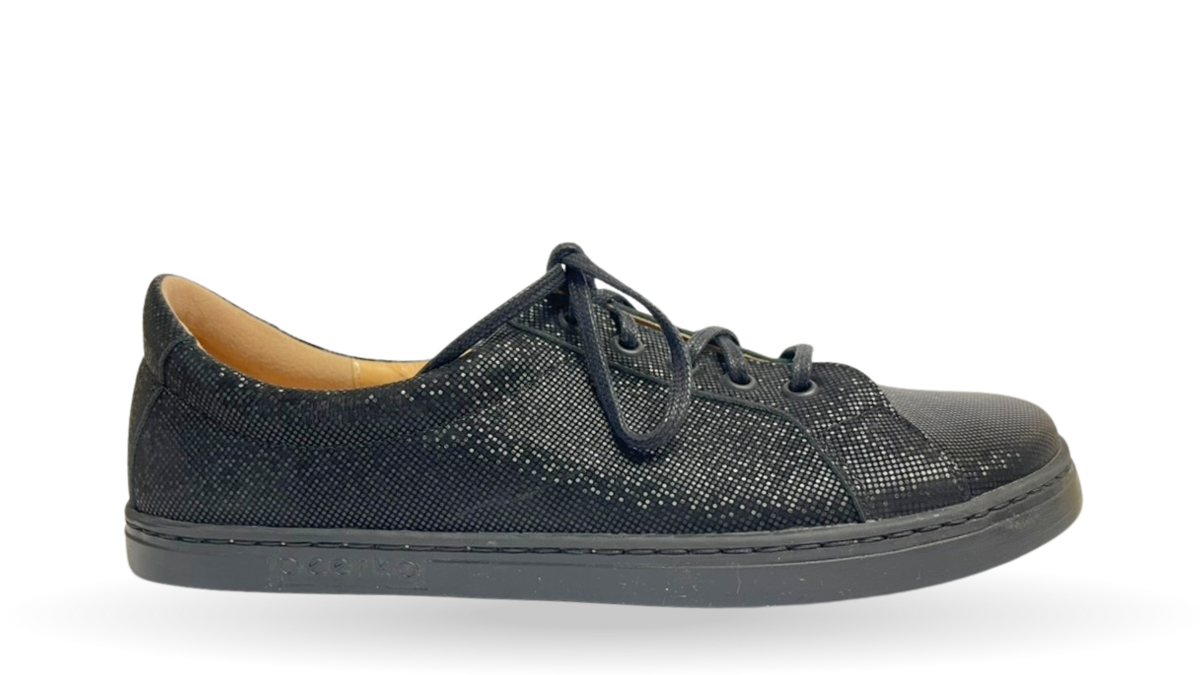 Barfußschuh mit Schnürung, breite Zehenbox, flexible Sohle, geschlossener Zehen- und Fersenbereich, Seitenansicht außen