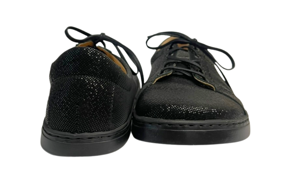 Barfußschuh mit Schnürung, breite Zehenbox, flexible Sohle, geschlossener Zehen- und Fersenbereich, Rück- und Vorderansicht als Paar
