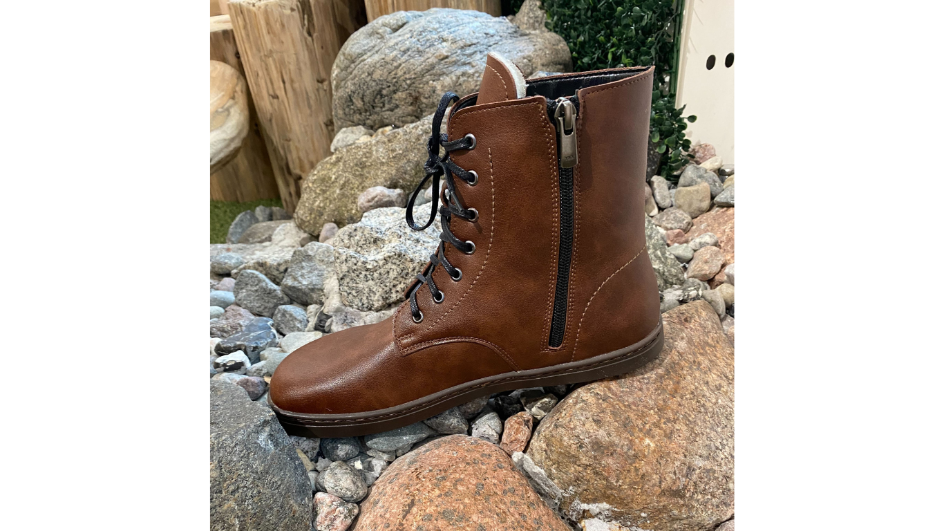 Barfußwinterstiefel mit Schnürung, breite Zehenbox, flexible Sohle, geschlossener Zehen- und Fersenbereich, schräge Vorderansicht