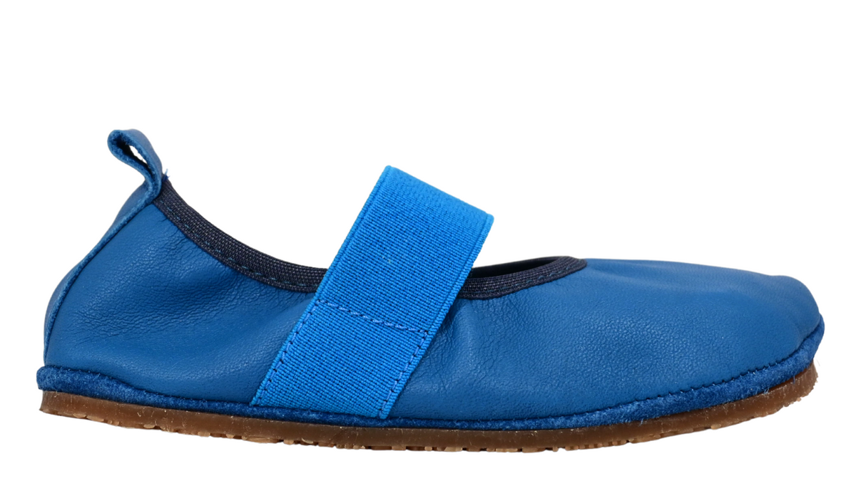 Kinder Barfußschuh mit breiter Zehenbox, flexibler Sohle, Klettverschluss und Zuglasche, geschlossene Zehen und geschlossener Fersenbereich, Seitenansicht außen