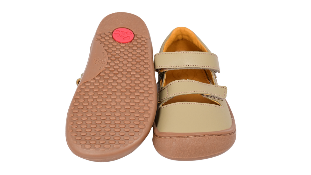 Kinder Barfußschuhe mit breiter Zehenbox, flexibler Sohle und zwei Klettverschlüssen, geschlossene Zehen und geschlossener Fersenbereich, Paar, Vorderansicht und Ansicht von unten