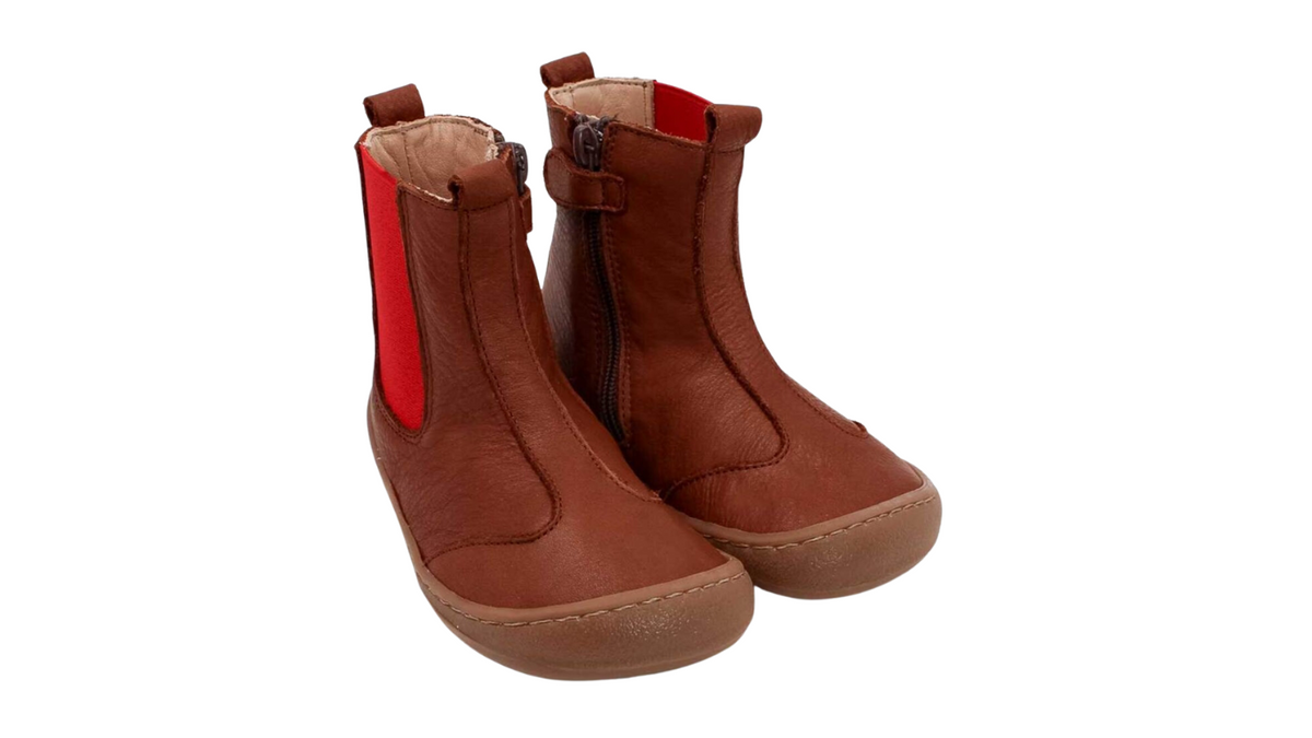 Kinder Barfußstiefel mit breiter Zehenbox, elastischem Einsatz und flexibler Sohle, geschlossene Zehen und geschlossener Fersenbereich, schräge Vorderansich