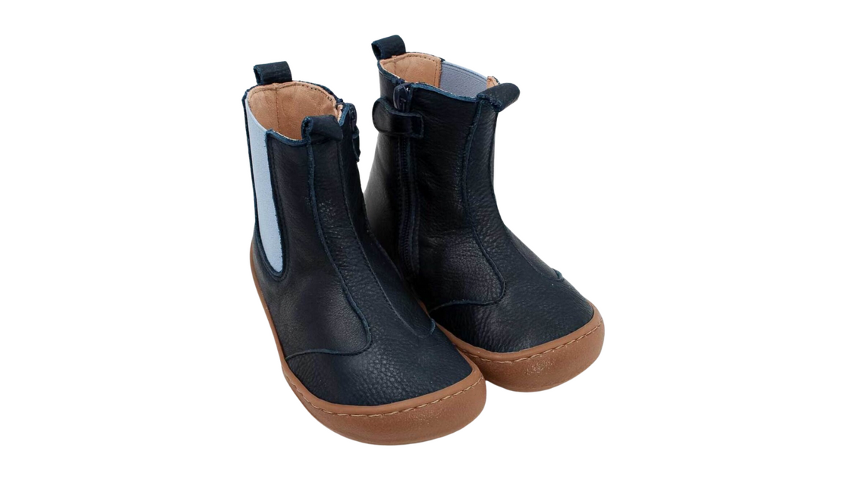 Kinder Barfußstiefel mit breiter Zehenbox, elastischem Einsatz und flexibler Sohle, geschlossene Zehen und geschlossener Fersenbereich, schräge Vorderansich