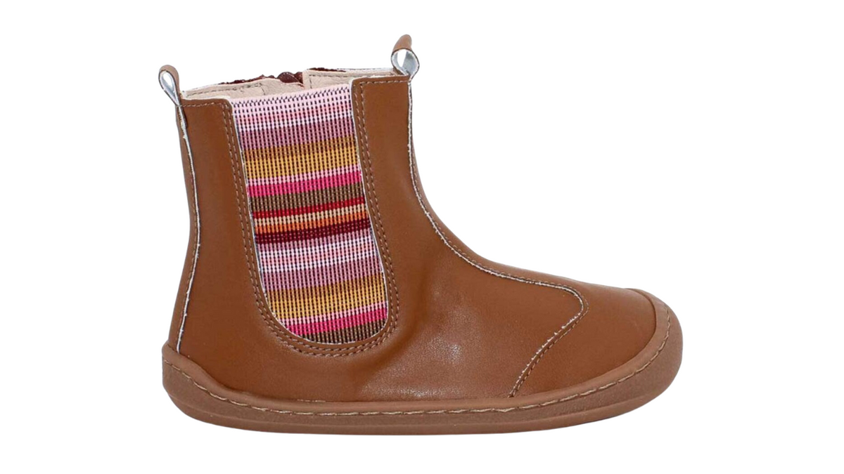 Kinder Barfußstiefel mit breiter Zehenbox, flexibler Sohle, elastischem Einsatz und Zuglasche, geschlossene Zehen und geschlossener Fersenbereich, Seitenansicht außen