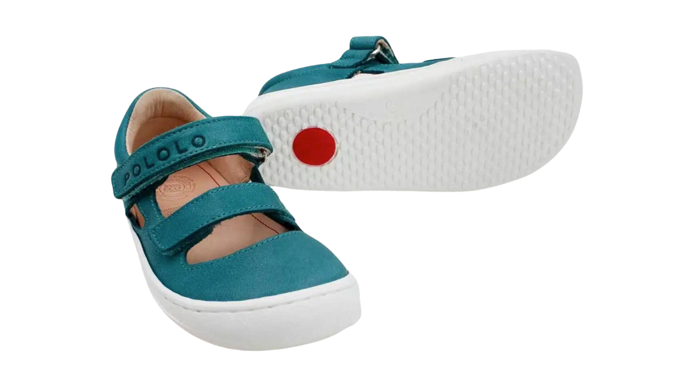 Kinder Barfußschuhe mit breiter Zehenbox, flexibler Sohle und zwei Klettverschlüssen, geschlossene Zehen und geschlossener Fersenbereich, Paar, schräge Vorderansicht