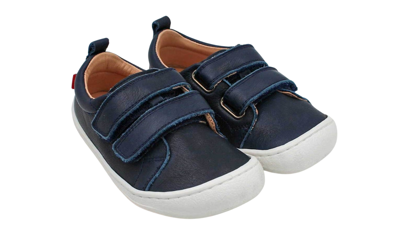 Kinder Barfußschuhe mit breiter Zehenbox, flexibler Sohle und zwei Klettverschlüssen, geschlossene Zehen und geschlossener Fersenbereich, Paar, schräge Vorderansicht