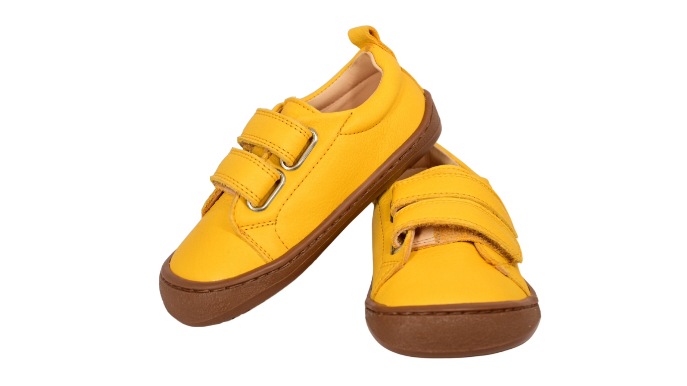 Kinder Barfußschuhe mit breiter Zehenbox, flexibler Sohle und zwei Klettverschlüssen, geschlossene Zehen und geschlossener Fersenbereich, Paar, schräge Vorderansicht