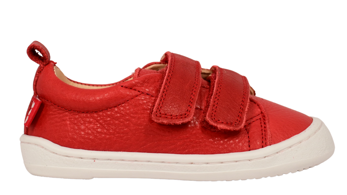 Kinder Barfußschuh mit breiter Zehenbox, flexibler Sohle und zwei Klettverschlüssen, geschlossene Zehen und geschlossener Fersenbereich, einzelner Schuh, Seitenansicht außen