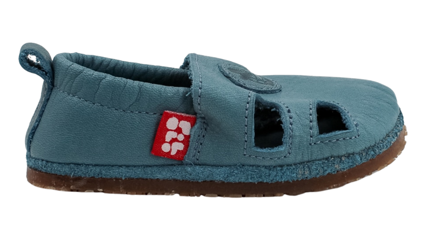 Kinder Barfußsandalen mit breiter Zehenbox, flexibler Sohle und Riemenkonstruktion, geschlossene Zehen und geschlossener Fersenbereich, Seitenansicht außen