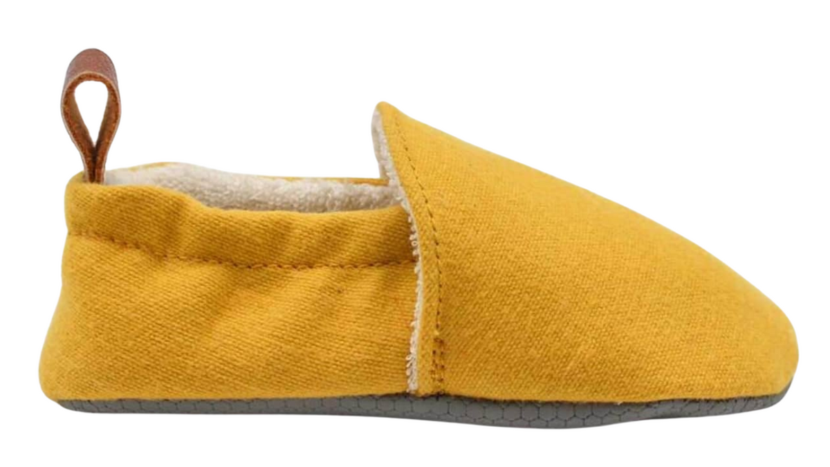 Kinder Barfußhausschuh mit breiter Zehenbox, flexibler Sohle und elastischem Einstieg, geschlossene Zehen und geschlossener Fersenbereich, einzelner Schuh, Seitenansicht außen