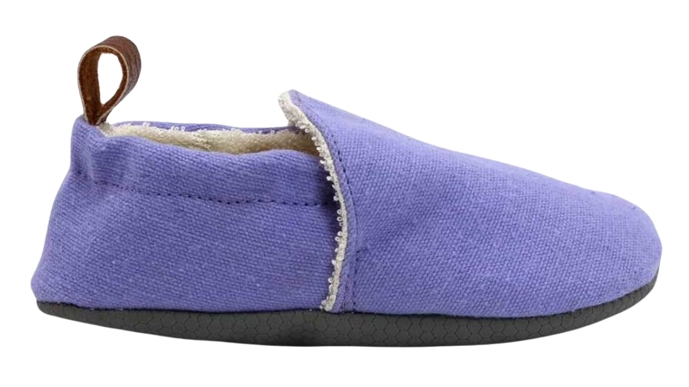 Kinder Barfußhausschuh mit breiter Zehenbox, flexibler Sohle und elastischem Einstieg, geschlossene Zehen und geschlossener Fersenbereich, einzelner Schuh, Seitenansicht außen