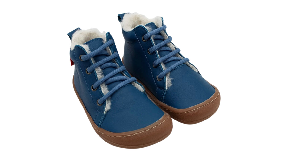 Kinder Barfußschuhe mit breiter Zehenbox, flexibler Sohle und Schnürung, geschlossene Zehen und geschlossener Fersenbereich, Paar, schräge Vorderansicht