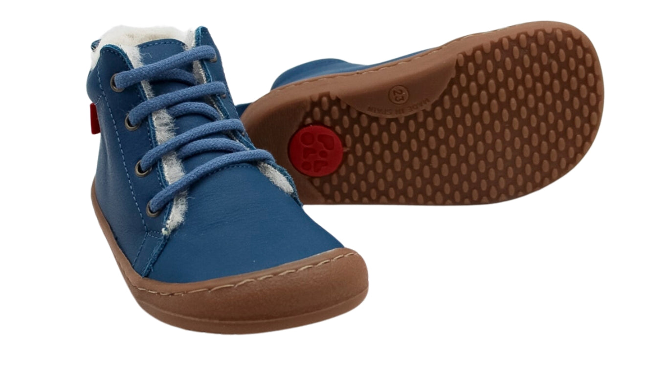 Kinder Barfußschuhe mit breiter Zehenbox, flexibler Sohle und Schnürung, geschlossene Zehen und geschlossener Fersenbereich, Paar, schräge Vorderansicht