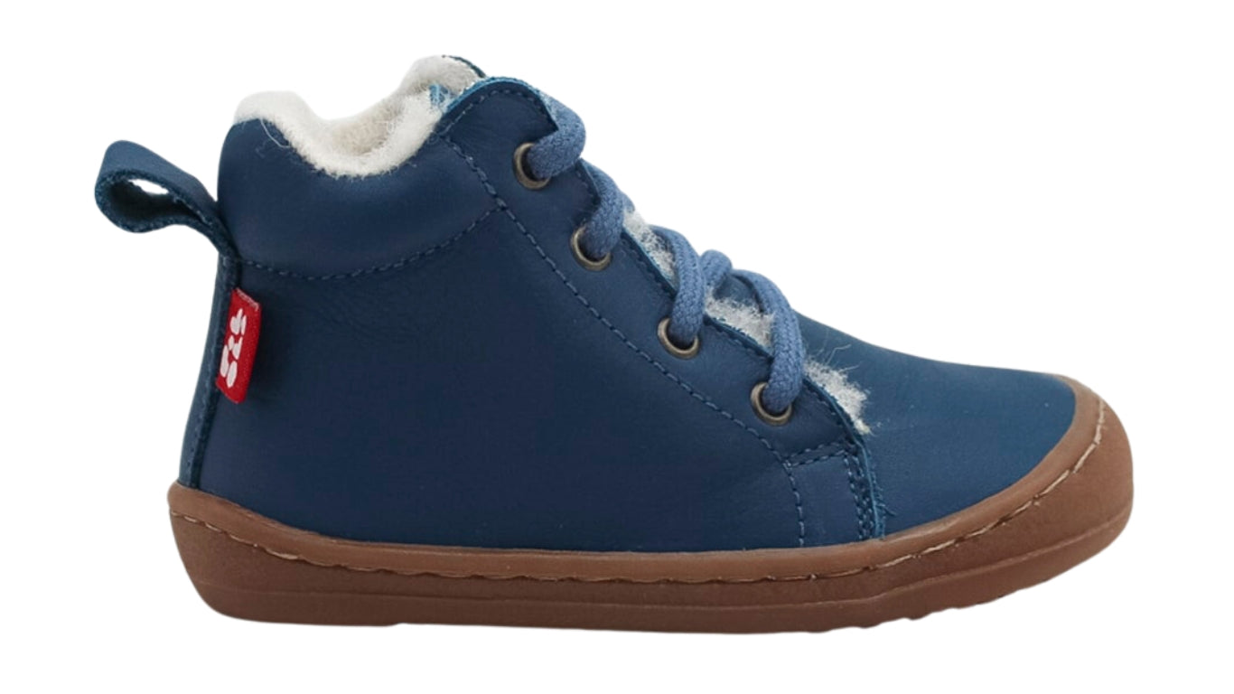 Kinder Barfußschuh mit breiter Zehenbox, flexibler Sohle und Schnürung, geschlossene Zehen und geschlossener Fersenbereich, einzelner Schuh, Seitenansicht außen