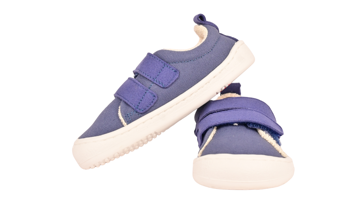 Kinder Barfußschuh mit breiter Zehenbox, flexibler Sohle und zwei Klettverschlüssen, geschlossene Zehen und geschlossener Fersenbereich, Paar, Vorderansicht und Seitenansicht