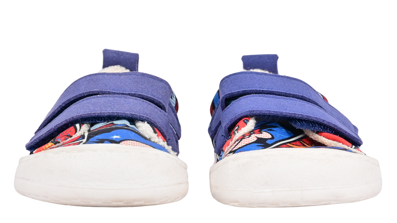 Kinder Barfußschuhe mit breiter Zehenbox, flexibler Sohle und zwei Klettverschlüssen, geschlossene Zehen und geschlossener Fersenbereich, Paar, Vorderansicht