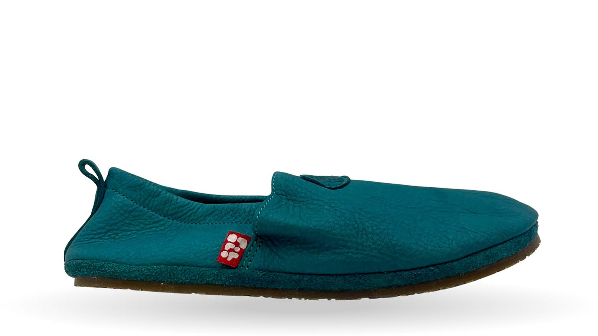 Kinder Barfußhausschuh mit breiter Zehenbox, flexibler Sohle und elastischem Einstieg, geschlossene Zehen und geschlossener Fersenbereich, einzelner Schuh, Seitenansicht außen