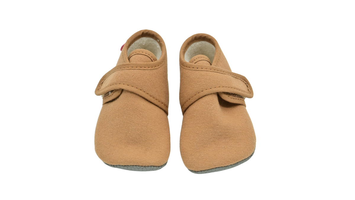 Barfuß-Krabbelschuhe für Kleinkinder als Paar mit breiter Zehenbox und Klettverschluss, schräge Vorderansicht