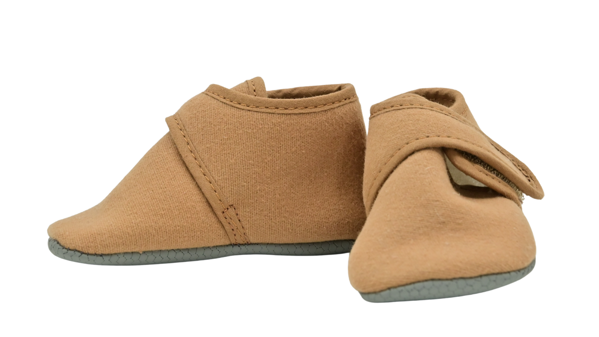 Barfuß-Krabbelschuhe für Kleinkinder als Paar mit breiter Zehenbox und Klettverschluss, schräge Vorderansicht