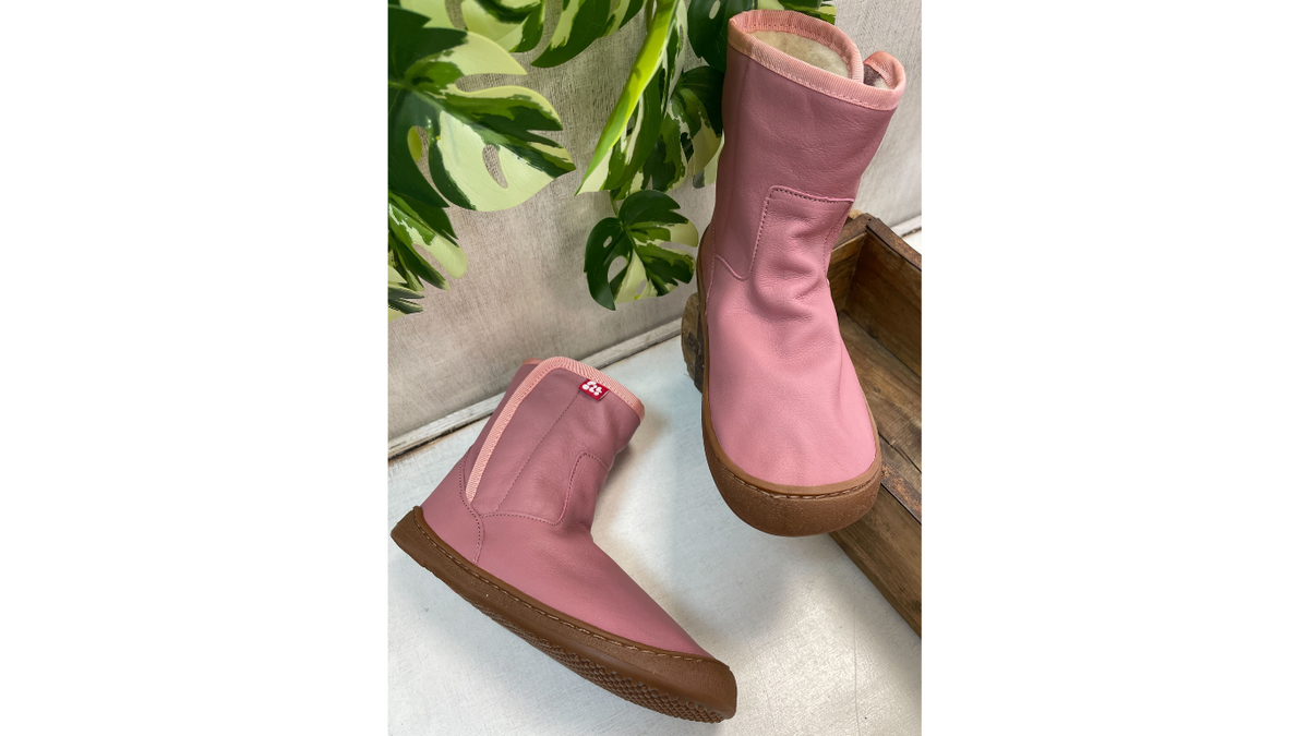 Kinder Barfußwinterstiefel mit breiter Zehenbox, flexibler Sohle und hohem Schaft, geschlossene Zehen und geschlossener Fersenbereich, Paar, schräge Vorderansicht