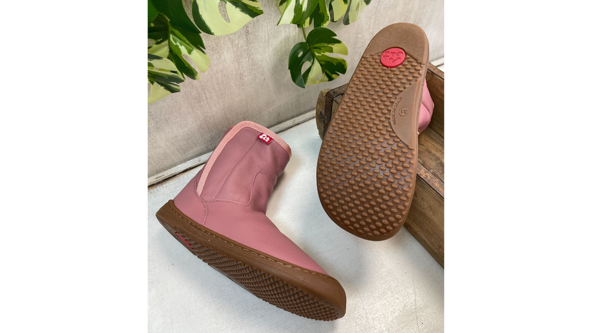 Kinder Barfußwinterstiefel mit breiter Zehenbox, flexibler Sohle und hohem Schaft, geschlossene Zehen und geschlossener Fersenbereich, Paar, schräge Vorderansicht und Ansicht von unten