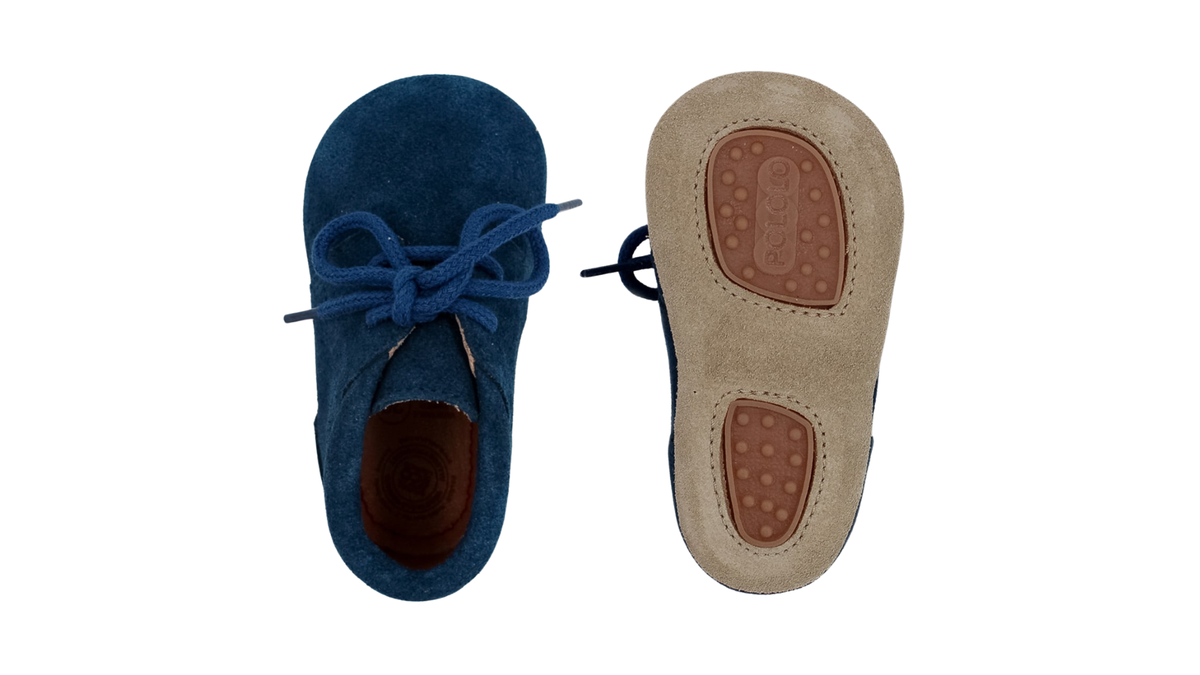 Kinder Barfußschuh mit breiter Zehenbox und Schnürung, geschlossene Zehen und geschlossener Fersenbereich, Schuhpaar, links Draufsicht, rechts Ansicht von unten