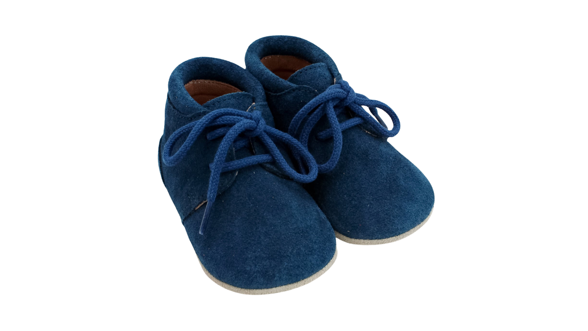 Kinder Barfußschuh mit breiter Zehenbox und Schnürung, geschlossene Zehen und geschlossener Fersenbereich, Schuhpaar, schräge Vorderansicht