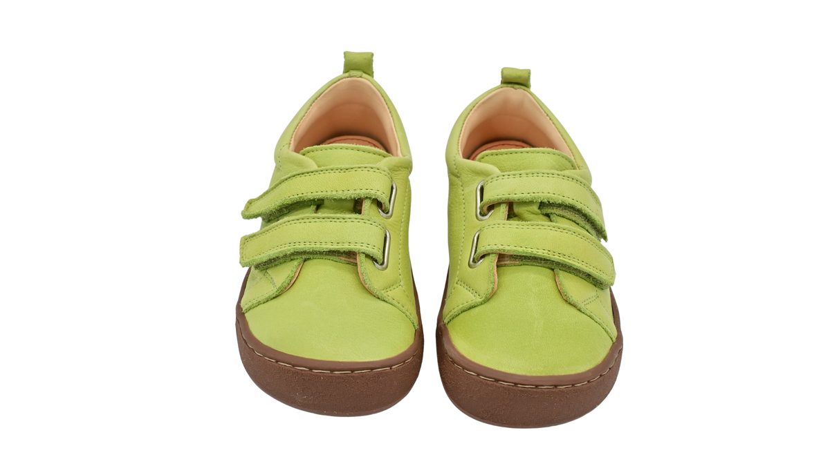 Kinder-Barfußhalbschuhe als Paar mit breiter Zehenbox, zwei Klettverschlüssen und geschlossenen Zehen, Draufsicht