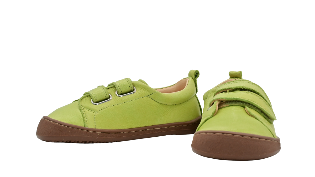 Kinder-Barfußhalbschuhe als Paar mit breiter Zehenbox, zwei Klettverschlüssen und flacher Sohle, schräge Vorderansicht