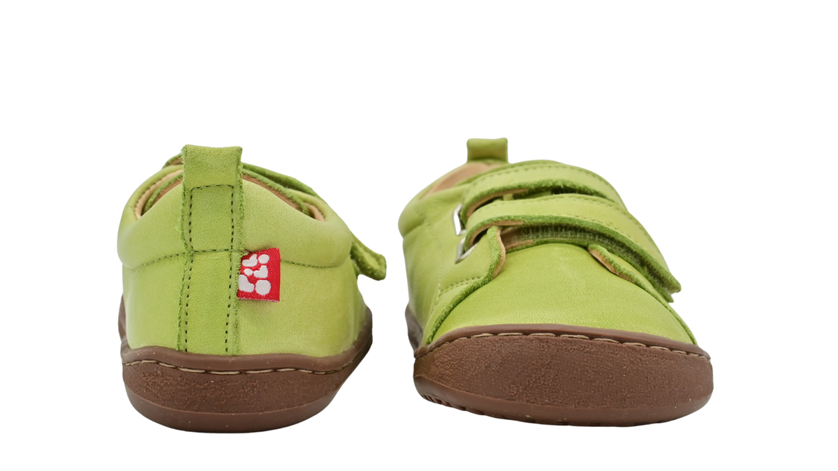 Kinder-Barfußhalbschuhe als Paar mit geschlossener Ferse, Zugschlaufe und zwei Klettverschlüssen, Rückansicht