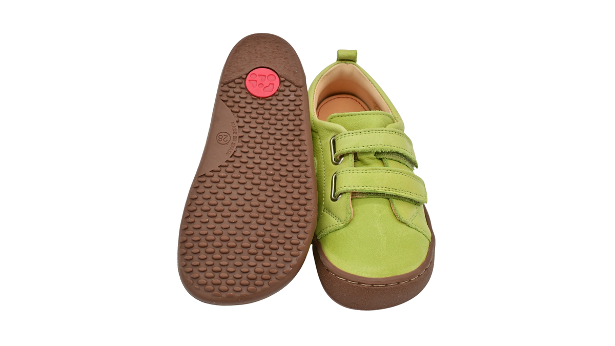 Kinder-Barfußhalbschuhe als Paar mit breiter Zehenbox und profilierter Laufsohle, Ansicht von unten