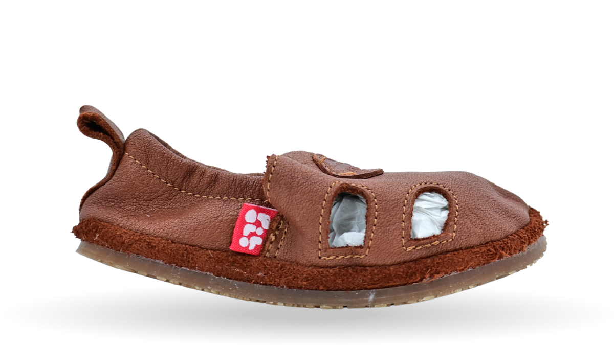 Kinder Barfußsandalen mit breiter Zehenbox, flexibler Sohle und Riemenkonstruktion, geschlossene Zehen und geschlossener Fersenbereich, Seitenansicht