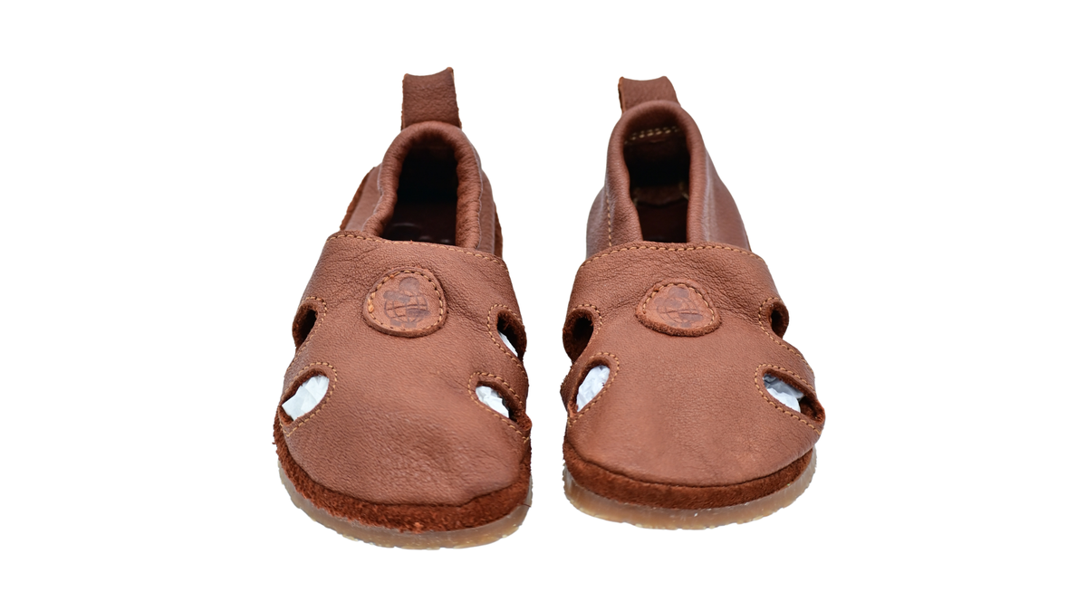 Kinder Barfußsandalen mit breiter Zehenbox, flexibler Sohle und Riemenkonstruktion, geschlossene Zehen und geschlossener Fersenbereich, Vorderansicht als Paar