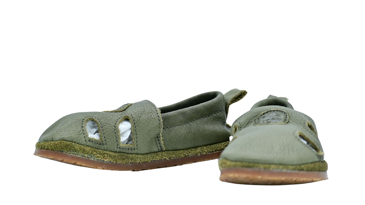 Kinder Barfußsandalen mit breiter Zehenbox, flexibler Sohle und Riemenkonstruktion, geschlossene Zehen und geschlossener Fersenbereich, Seiten-und Vorderansicht als Paar