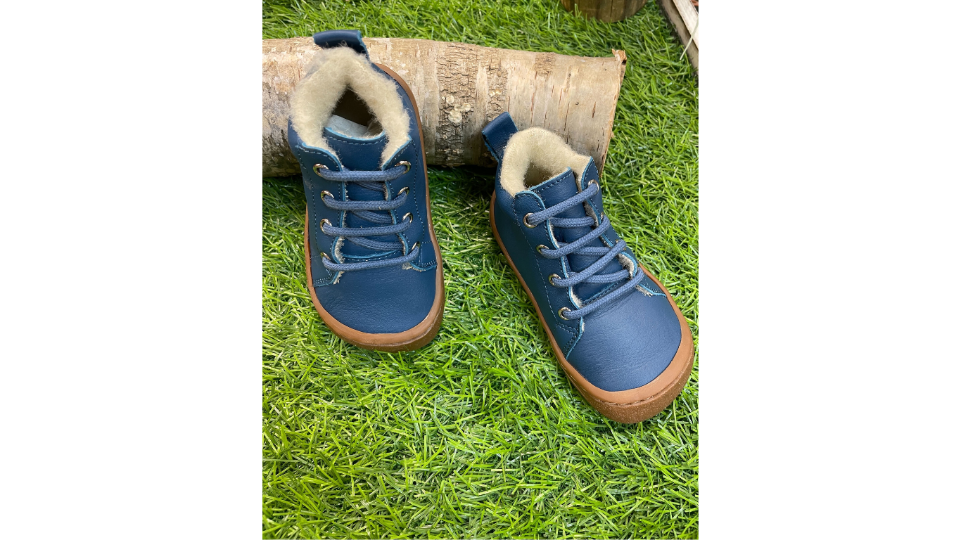 Kinder Barfußschuhe mit breiter Zehenbox, flexibler Sohle und Schnürung, geschlossene Zehen und geschlossener Fersenbereich, Paar, schräge Vorderansicht