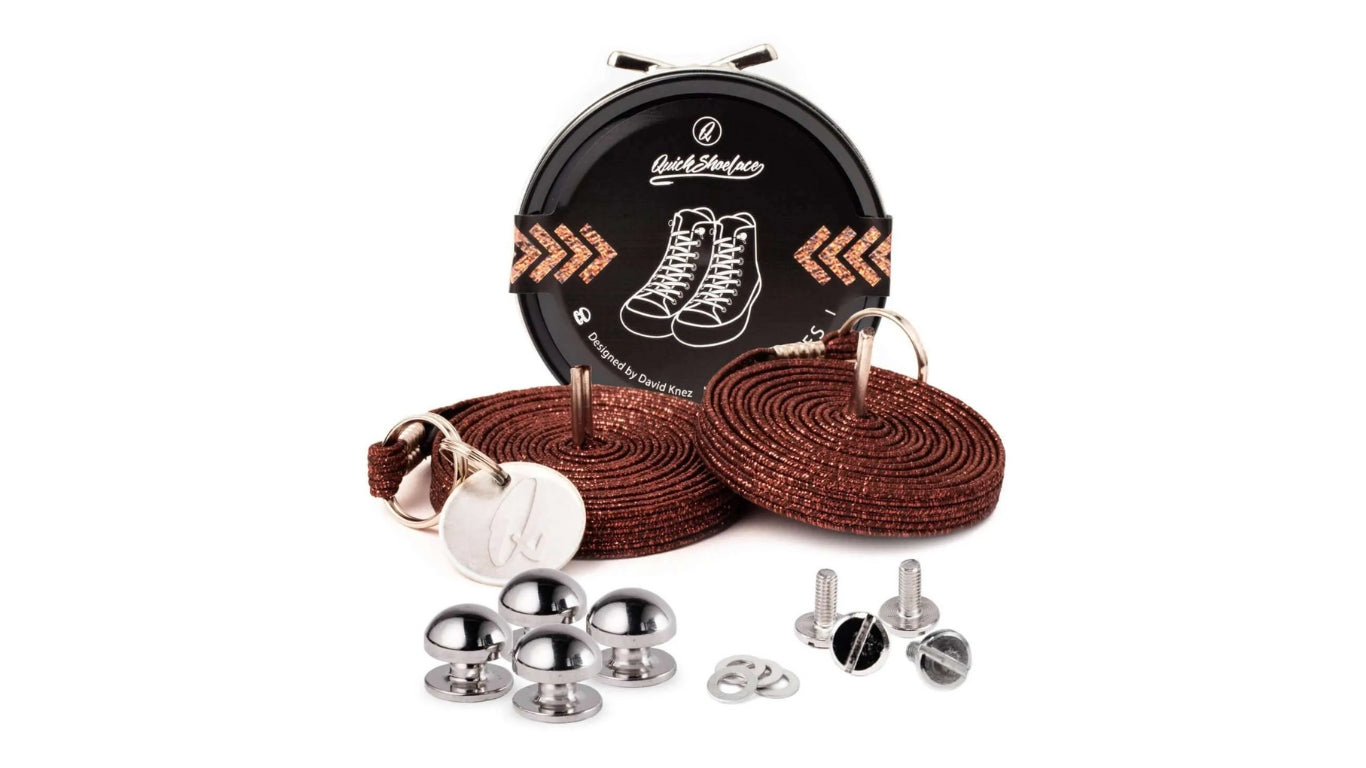Schnürsenkel-Set, zwei runde Senkel mit Metallenden, Schraubverschlüsse, Metallknöpfe und Dose, Draufsicht