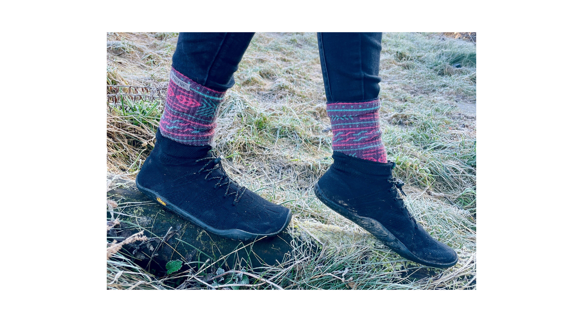 Barfußschuh für Erwachsene, geschlossene Zehenpartie, geschlossener Fersenbereich, hoher gestrickter Schaft, Schnürung mit Schnellverschluss, flache Sohle, Seitenansicht außen als Paar, getragen am Fuß